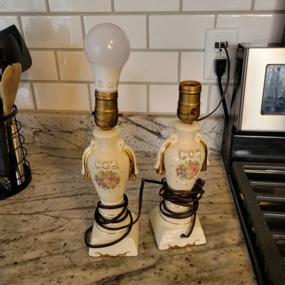 Mid Century Hand Painted Porcelain Boudoir Lamp‎ SET TESTED AND WORK